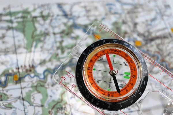 Mergem Într Excursie Compass Fundalul Unei Hărți Topografice — Fotografie, imagine de stoc