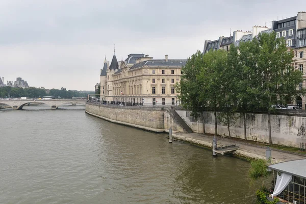 Camminare Parigi Capitale Francese Una Giornata Estiva Nuvolosa — Foto Stock