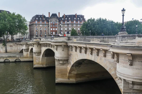 Camminare Parigi Capitale Francese Una Giornata Estiva Nuvolosa — Foto Stock