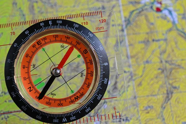 Wybieram Się Wycieczkę Kompas Tle Mapy Topograficznej — Zdjęcie stockowe