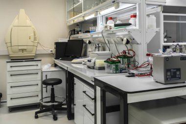 Moleküler Biyoloji Laboratuvarı. Ekipmanlı modern laboratuvar.