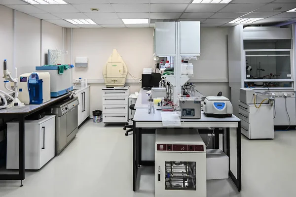 分子生物学实验室 配备设备的现代实验室 — 图库照片