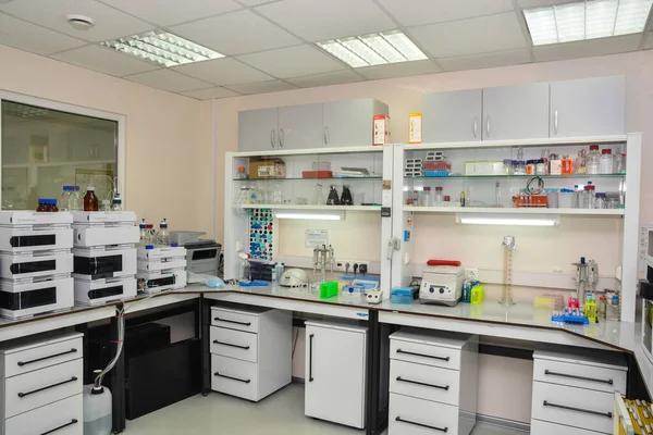 Kimyasal ve biyolojik laboratuvar. Modern bir laboratuvar, mobilya ve ekipman..