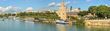 Seville, Golden Tower ve dolgu Nehri Panoraması. Torre del Oro Endülüs İspanya başkentinin sembolleri biridir.