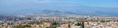 Tepeden gelen Granada Panoraması. Endülüs 'te yaz manzarası.