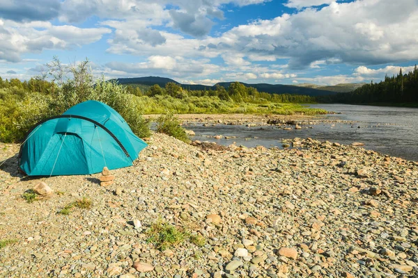 Stany Turistů Břehu Řeky Řeka Taiga Národním Parku Yugyd Severu — Stock fotografie