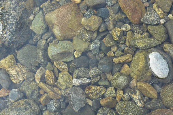 川の小石の背景 澄んだ川の水の層の下の石 — ストック写真
