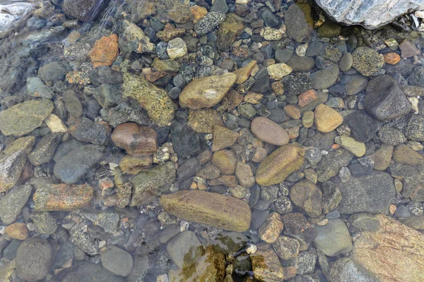 小石の川の底 澄んだ川の水の層の下の石 — ストック写真