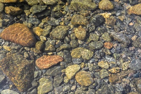 川の小石の背景 澄んだ川の水の層の下の石 — ストック写真