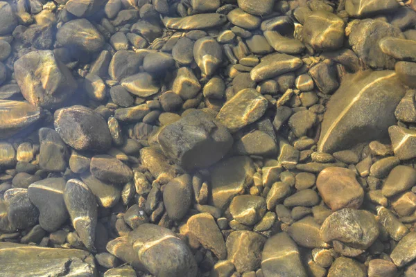 Fondo Guijarros Del Río Piedras Bajo Una Capa Agua Clara — Foto de Stock