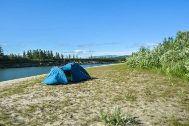 Yamal 'da seyahat ediyorum. Kuzey nehrinin kıyısında turist çadırı.