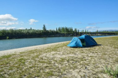 Yamal 'da seyahat ediyorum. Kuzey nehrinin kıyısında turist çadırı.