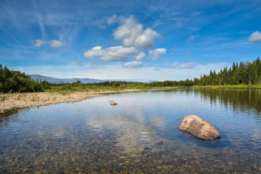 Milli Park Yugyd VA 'da bulunan Taiga nehri Shchugor. UNESCO dünya mirası sahası 