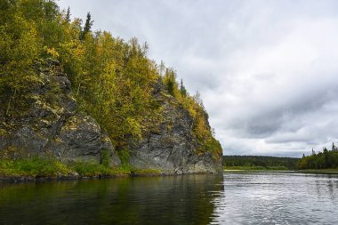 Lemva Nehri 'ndeki kayalar. Nehrin üst kısımlarındaki kayalık kıyılar Subpolar Urallar 'da..
