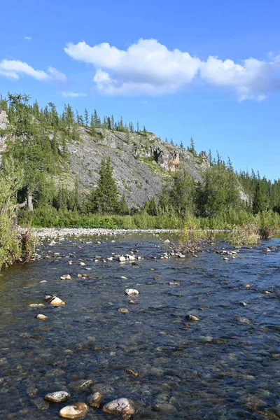Lemva Nehri 'ndeki kayalar. Nehrin üst kısımlarındaki kayalık kıyılar Subpolar Urallar 'da..