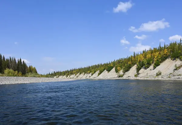 夏末在亚极区乌拉尔河上科米共和国乌拉尔地区的水景 — 图库照片