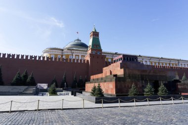 Moskova 'daki Kızıl Meydan ve Lenin mozolesi. Rus başkentinin merkezinde güneşli bir gün..