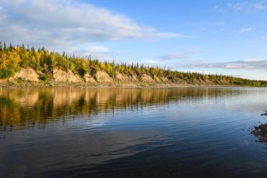 Lemva River Bankası. Ural bölgesinin kuzeyindeki Komi Cumhuriyeti 'nde bulunan Tayga nehri..