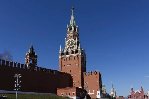 Torre Spasskaya Del Kremlin Moscú Una Torre Del Reloj Iluminada — Foto de Stock