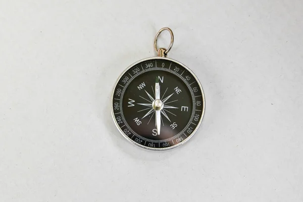 Kompas Kompas Magnetyczny Narzędzie Nawigacyjne Znajduje Się Białym Tle — Zdjęcie stockowe