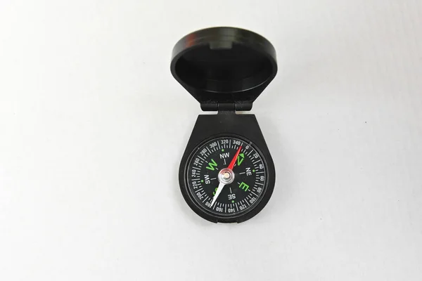 Kompass Magnetkompass Navigasjonsverktøy Plassert Hvit Bakgrunn – stockfoto