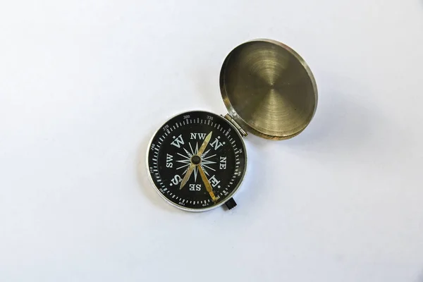 Kompas Magnetický Kompas Navigační Nástroj Umístěn Bílém Pozadí — Stock fotografie