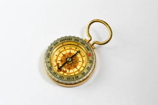 Kompass Magnetisk Kompass Ett Navigeringsverktyg Ligger Vit Bakgrund — Stockfoto