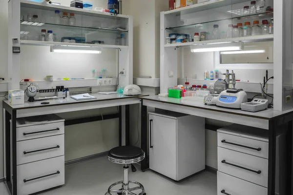 现代生物实验室的内部 科学研究室的设备和家具 — 图库照片