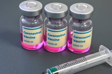 COVID-19 koronavirüs aşısı denemeleri. Aşı şişesi ve etiketi.