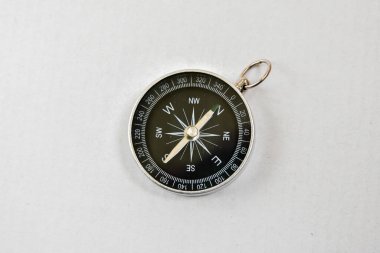 Pusula. Manyetik pusula, beyaz arkaplan üzerinde bir navigasyon aracı.