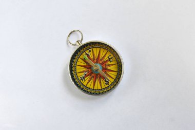 Pusula. Manyetik pusula, beyaz arkaplan üzerinde bir navigasyon aracı.