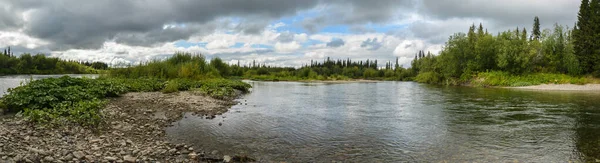 周囲のウラル山脈の野生の川のパノラマ ロシア北部の夏の水の風景 — ストック写真