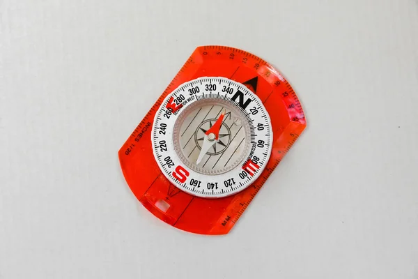 Kompas Magnetický Kompas Navigační Nástroj Umístěn Bílém Pozadí — Stock fotografie