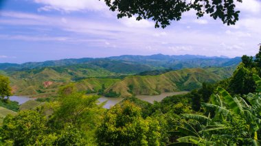 Açık gün sorrounded ağaçlar ve lagün Serra das Araras manzaralı yoldan gelen Sao Paulo Rio de Janeiro'ya görünümünü Devletler.