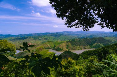 Açık gün sorrounded ağaçlar ve lagün Serra das Rio de Janeiro Sao Paulo Araras rota görünümünü Devletler