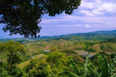 Açık gün sorrounded ağaçlar ve lagün Serra das Araras manzaralı yoldan gelen Sao Paulo Rio de Janeiro'ya görünümünü Devletler.
