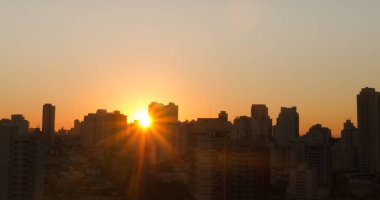 Gündoğumu kadar Paulo metropolitan City - altın saat binaların arkasında ışık