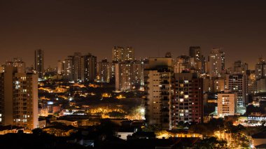 Güney Amerika'nın en büyük şehri binalarda üzerinde ışıklar gitmek görünüm