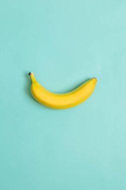 Camgöbeği mavi, yeşil zemin üzerine bir, tek muz. Metin için yer. Minimalist kavramı.