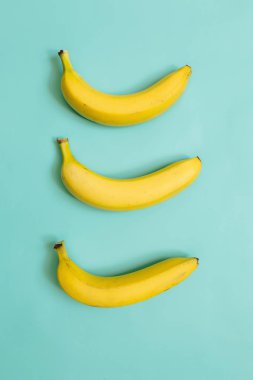 Camgöbeği mavi, yeşil zemin üzerine ağaç muz. Minimalist kavramı.