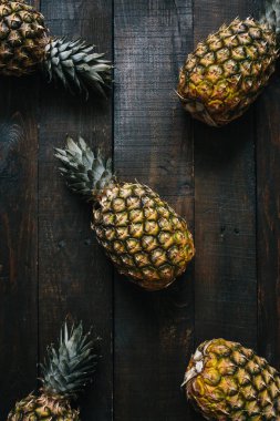 Koyu ahşap arka plan desen olgun ananas. Tropikal meyve yaratıcı kavramı.
