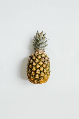Olgun ananas izole beyaz arka plan üzerinde. Minimalist tarzı moda tropikal kavramı.