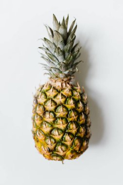 Olgun ananas izole beyaz arka plan üzerinde. Minimalist tarzı moda tropikal kavramı.