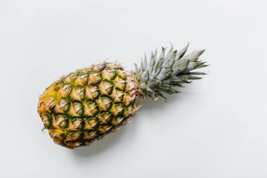 Olgun ananas izole beyaz arka plan üzerinde. Minimalist tarzı moda tropikal kavramı.