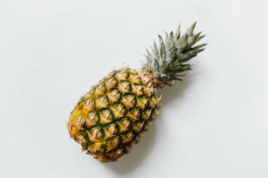 Olgun ananas izole beyaz arka plan üzerinde. Minimalist tarzı moda tropikal kavramı.