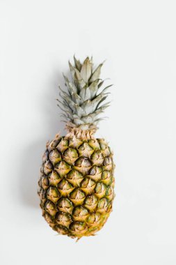 Olgun ananas izole beyaz arka plan üzerinde. Minimalist tarzı moda tropikal kavramı.