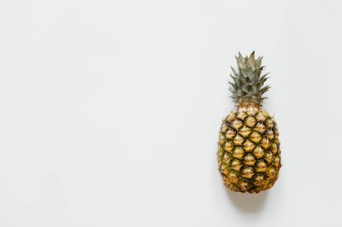 Olgun ananas izole beyaz arka plan üzerinde. Minimalist tarzı moda tropikal kavramı. Metin, kopyalama, yazı için oda.