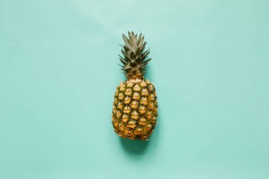 Olgun ananas izole turkuaz arka plan üzerinde. Minimalist tarzı moda tropikal kavramı. Metin, kopyalama, yazı için oda.