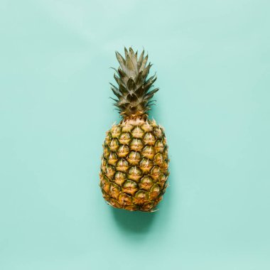 Olgun ananas izole turkuaz arka plan üzerinde. Minimalist tarzı moda tropikal kavramı. Metin, kopyalama, yazı için oda.