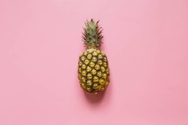 Olgun ananas izole pastel pembe arka plan üzerinde. Minimalist tarzı moda tropikal kavramı. Metin, kopyalama, yazı için oda.